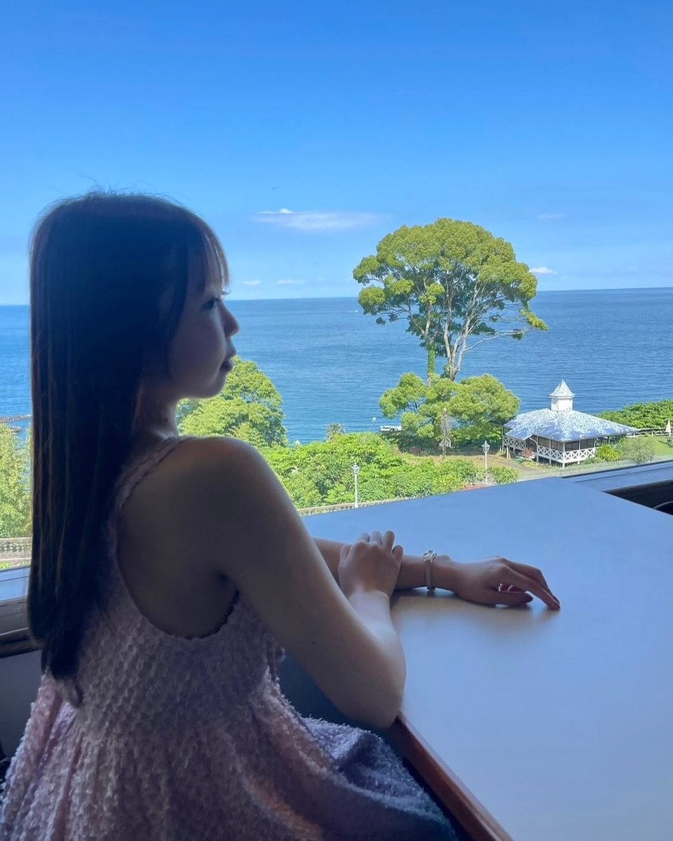 3m2a5n's tweet photo. お誕生日のときに行��た
アカオフォレストにあるレストラン🍽
席から海が見えるのステキよね️🫧

美味しいピザとパスタも食べたし
ピンクのドリンクが可愛かった💞🌸

なんか、横からのほっぺすごい。 https://t.co/CIs7rPaQVT