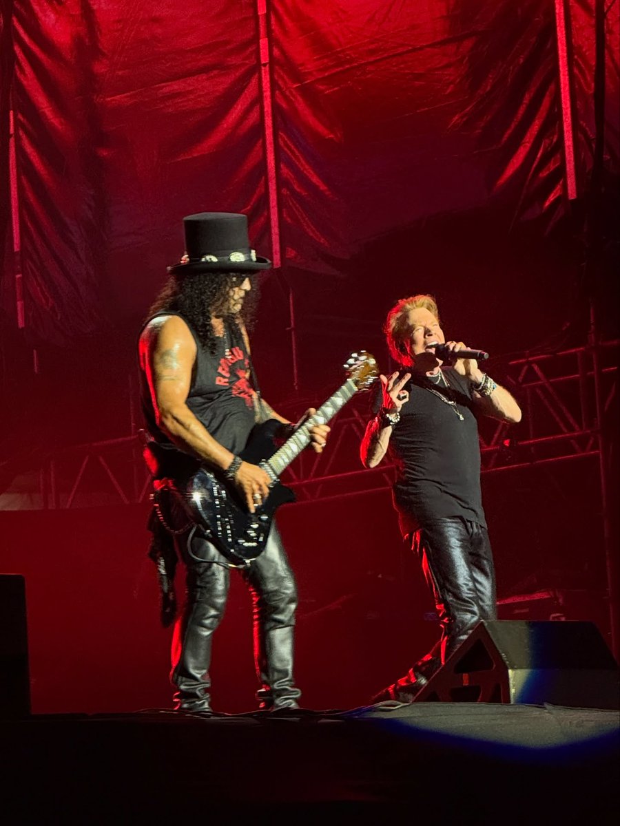 October 04 2025 #ElSalvador #SanSalvador 🇸🇻 @slash <a href="/gunsnroses/">Guns N' Roses</a> #Slash #gunsnroses 🎩 🤘🏻 🎸 🌹 #Slash #gunsnroses 📷 Starticket.sv ©️