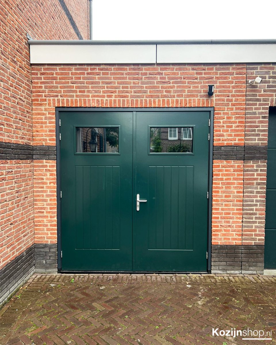 kozijnshop's tweet photo. 𝗚𝗿𝗼𝗲𝗻𝗲 𝗴𝗮𝗿𝗮𝗴𝗲𝗱𝗲𝘂𝗿𝗲𝗻 - Dubbele garagedeuren geven niet alleen een luxe uitstraling, maar ook een praktische meerwaarde. Ze maken het makkelijk om grotere spullen naar binnen te krijgen en zorgen voor veel licht💚🚪
#kozijn #garagedeuren #hout https://t.co/TwiMaqrVxC
