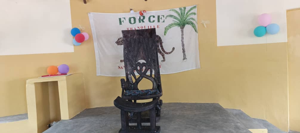 AtiotaTouni's tweet image. Sa Magesté M. #ABETA #Soukoum, nouveau chef canton de #Défalé est installé sur le trône le 04/10/2025. Il a reçu des mains du gouverneur de la région de la kara, M. Komlan ADJITOWOU, représentant le Ministre de l'administration territoriale, au terrain du lycée devant une foule.