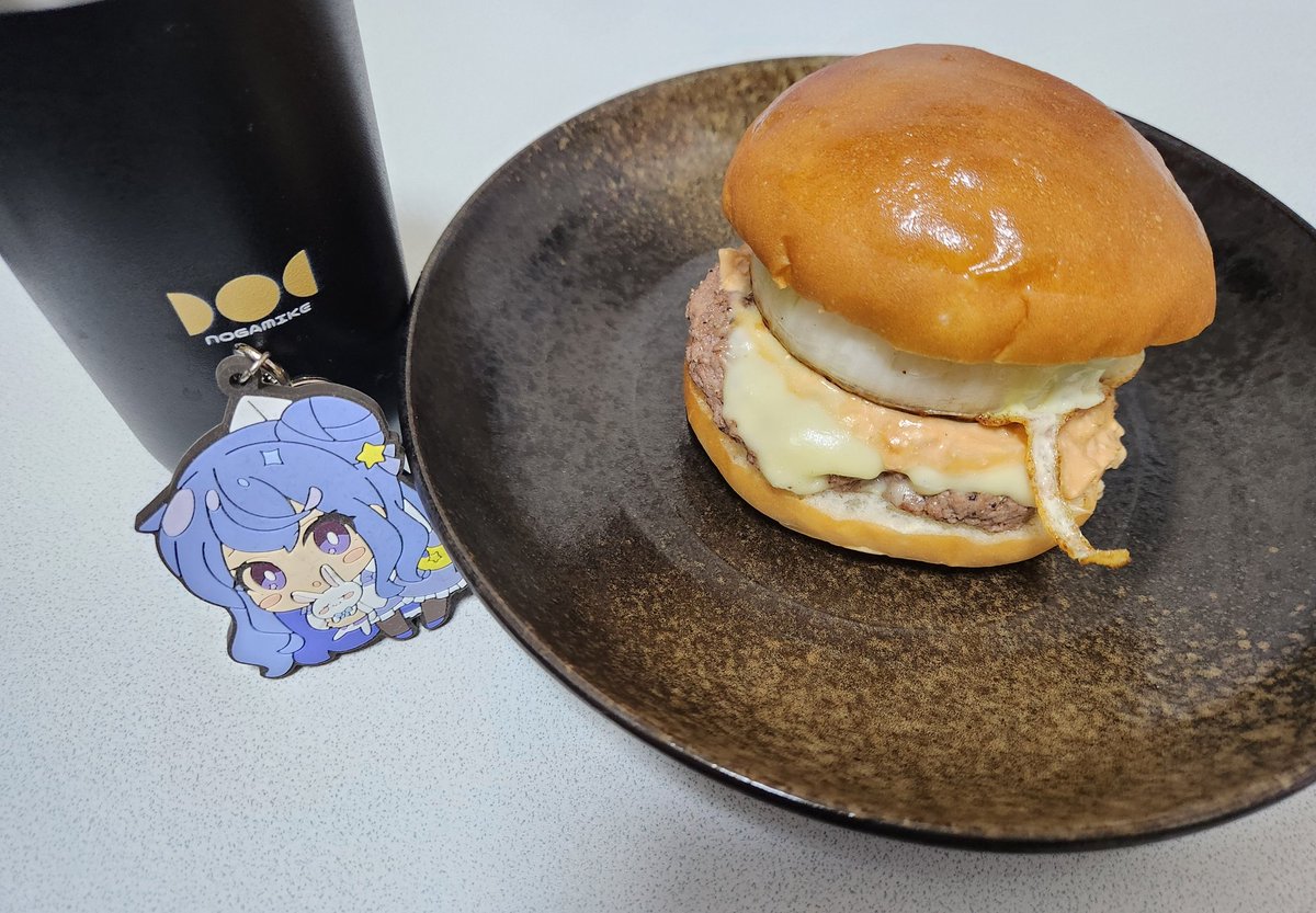 gm53gmn's tweet photo. 中秋の名月ということで昨日作った菜月見バーガー🍔
#菜月帳 https://t.co/FLm5x05Bii