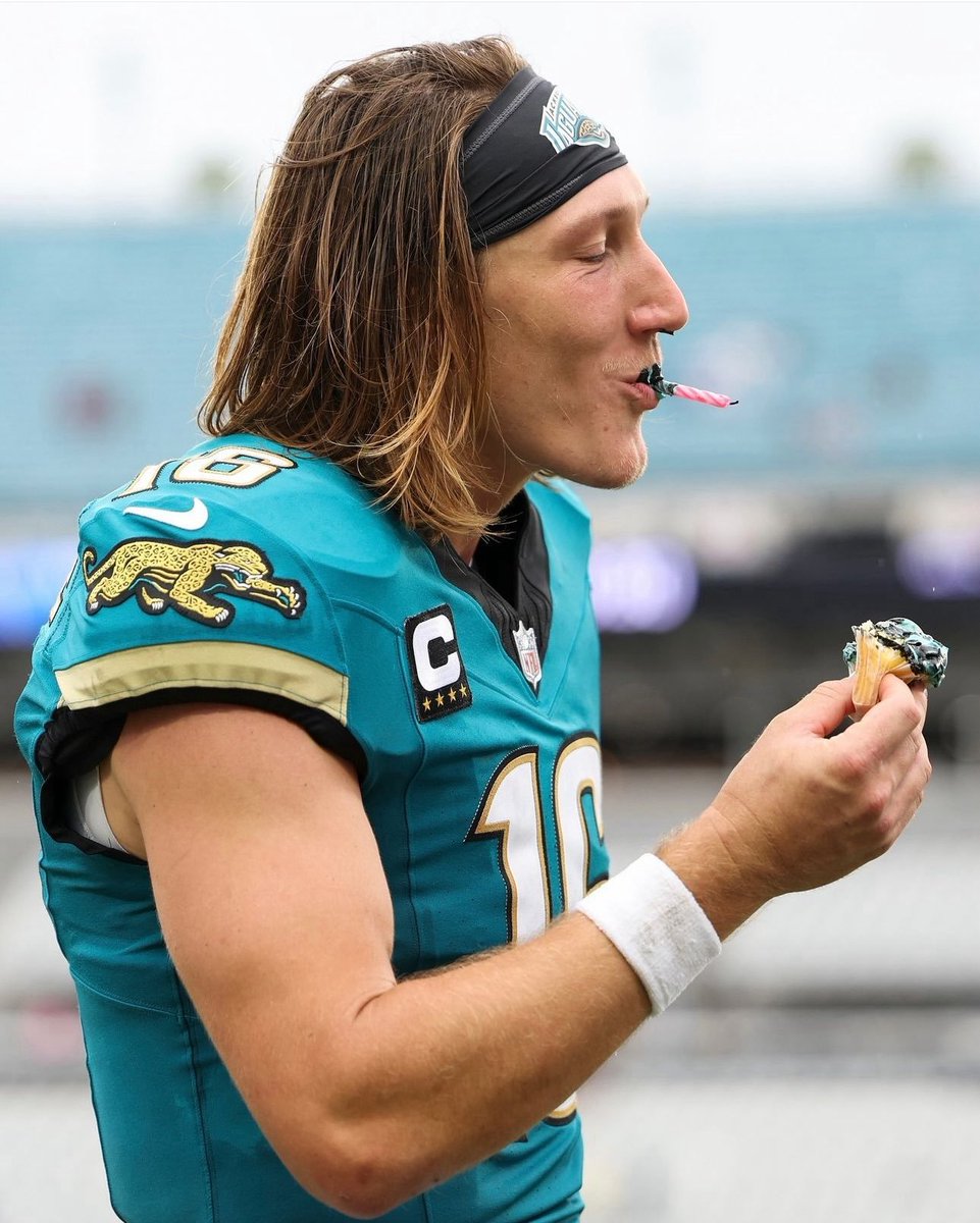 apthirteen's tweet photo. TREVOR LAWRENCE PLAYS ON HIS BIRTHDAY IN THE PROWLERS TONIGHT ON MNF LET'S GOOOOOO #DUUUVAL https://t.co/B0GhBBxjTe