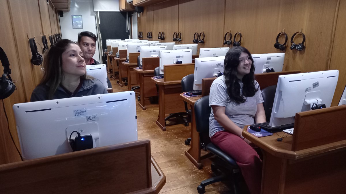 💛A pesar del mal clima, Bianca —estudiante de 4º año del Instituto Virgen de Itatí— visitó la Cámara de Representantes junto a sus profes 🙌
Recorrió el recinto, conoció el Embajador Legislativo Misionero 🚚 y participó en una actividad con Legis, nuestro asistente virtual 🤖☔