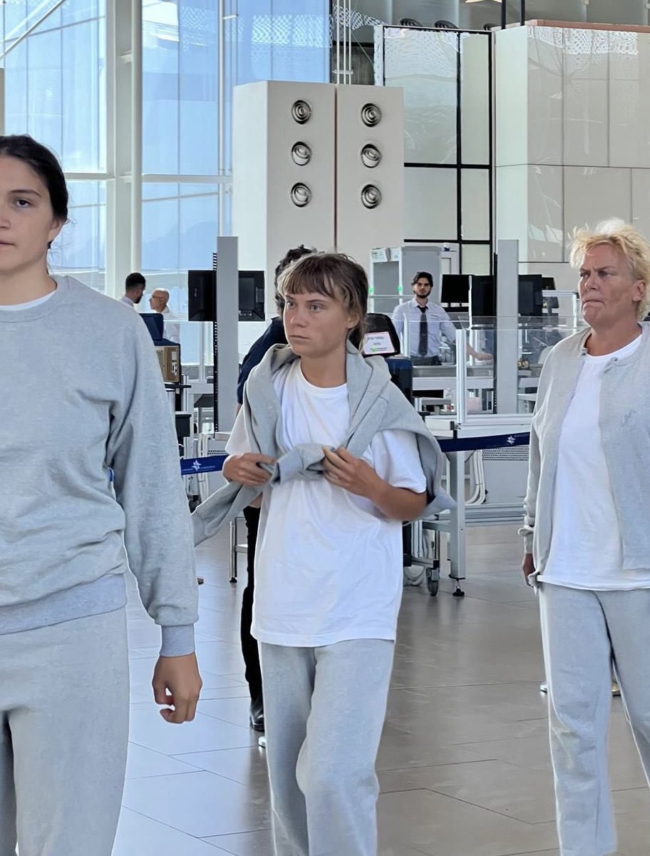 Israele sta procedendo con il rimpatrio degli inetti della Flottiglia. Tra questi figura quella sciagura che prende il nome di Greta Thunberg, la quale ha avuto la decenza di non fingersi ammanettata. Stavolta, almeno.