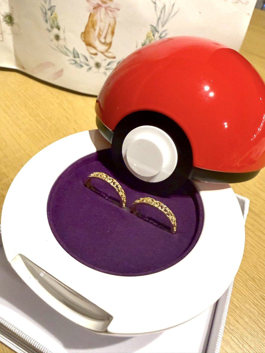 _wkks's tweet photo. 【ご報告】
お久しぶりです
本日結婚しました
色々��変なことがあったし、今後もたくさんあるとは思いますが全力で楽しく乗り越えて行こうと思います！！！
よろしくお願いします！！！！ https://t.co/z7lFbSPBC6
