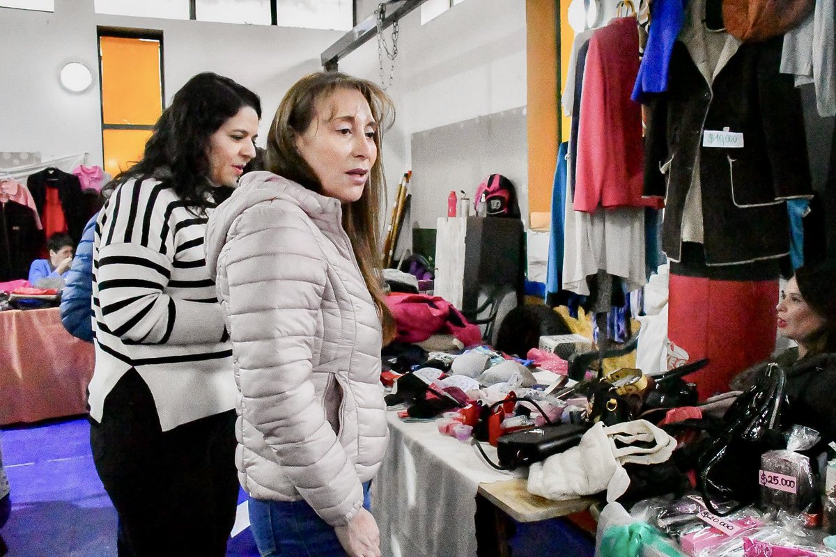 Con la fuerza de nuestras emprendedoras fueguinas 🇦🇷

Junto al legislador Pino y la concejal Garay, visitamos la Feria Vecinal Zona Norte en la ex Calesita de La Cantera.