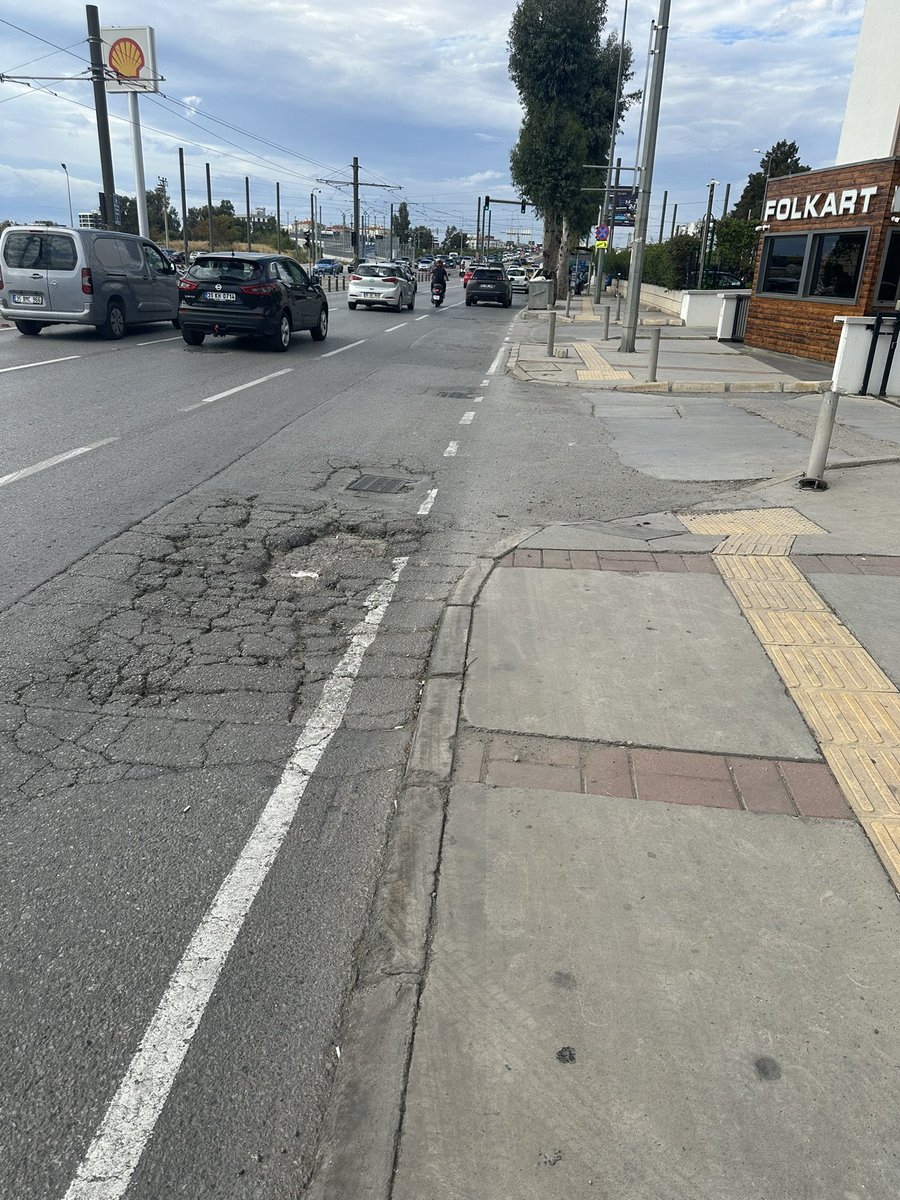 mdvedat's tweet photo. @ciglibelediyesi @izmirbld @KarayollariGM Caher Dudayev Bulvarı üzerinde Folkart önünde otobüs durağına girişte yer alan derin asfalt çukurları. Belki 2 yıldır düzeltilmeyi bekliyor. İlgilenir misiniz lütfen? https://t.co/uXwmjgH4TP
