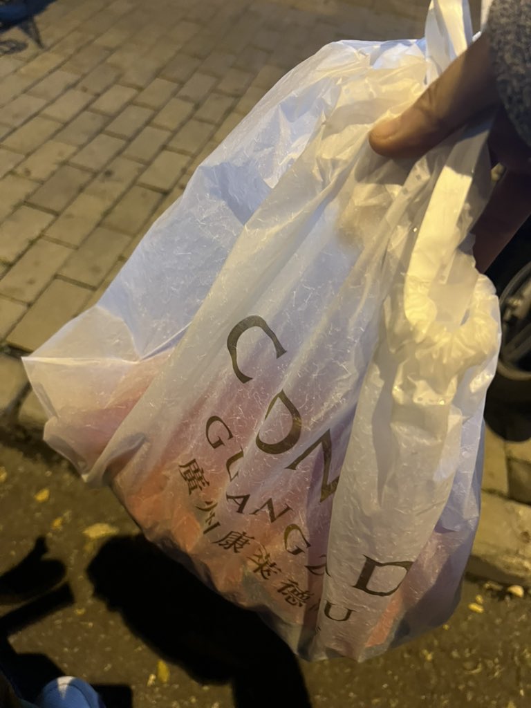 21:30确定有人拿到，后面再藏估计2-3周后了，很多朋友说这样不一定拿到，我在想是不是开一个定制环节，内衣丝袜由你们来订，收到内衣或者丝袜让夫人穿完拍照给你，原味直接留给定制的人，只是一个设想，有兴趣的私信帮我设计一下流程