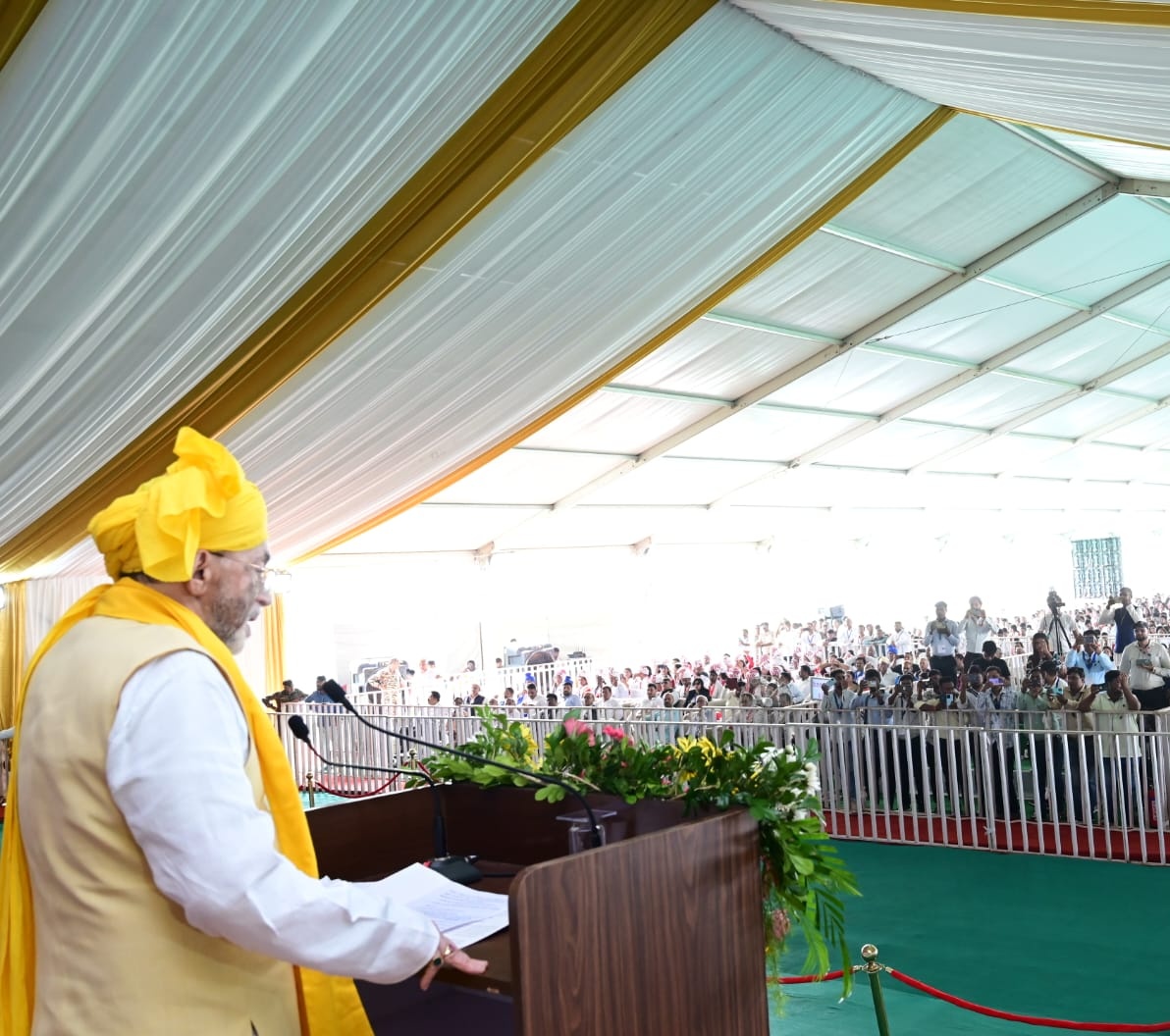 jhar_governor's tweet image. नीलाम्बर-पीताम्बर विश्वविद्यालय, पलामू के तृतीय दीक्षांत समारोह में सम्मिलित होकर विद्यार्थियों को उपाधि प्रदान की।
यह उपाधि केवल प्रमाण पत्र नहीं, बल्कि आपके सपनों, संघर्ष और जिम्मेदारियों का प्रतीक है।
आप सभी समाज और राष्ट्र निर्माण में अग्रणी भूमिका निभाएँ, यही अपेक्षा है।