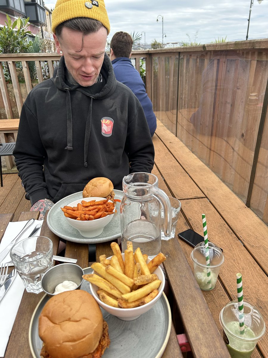 Say hi for pics in your DMs 🤓🤪