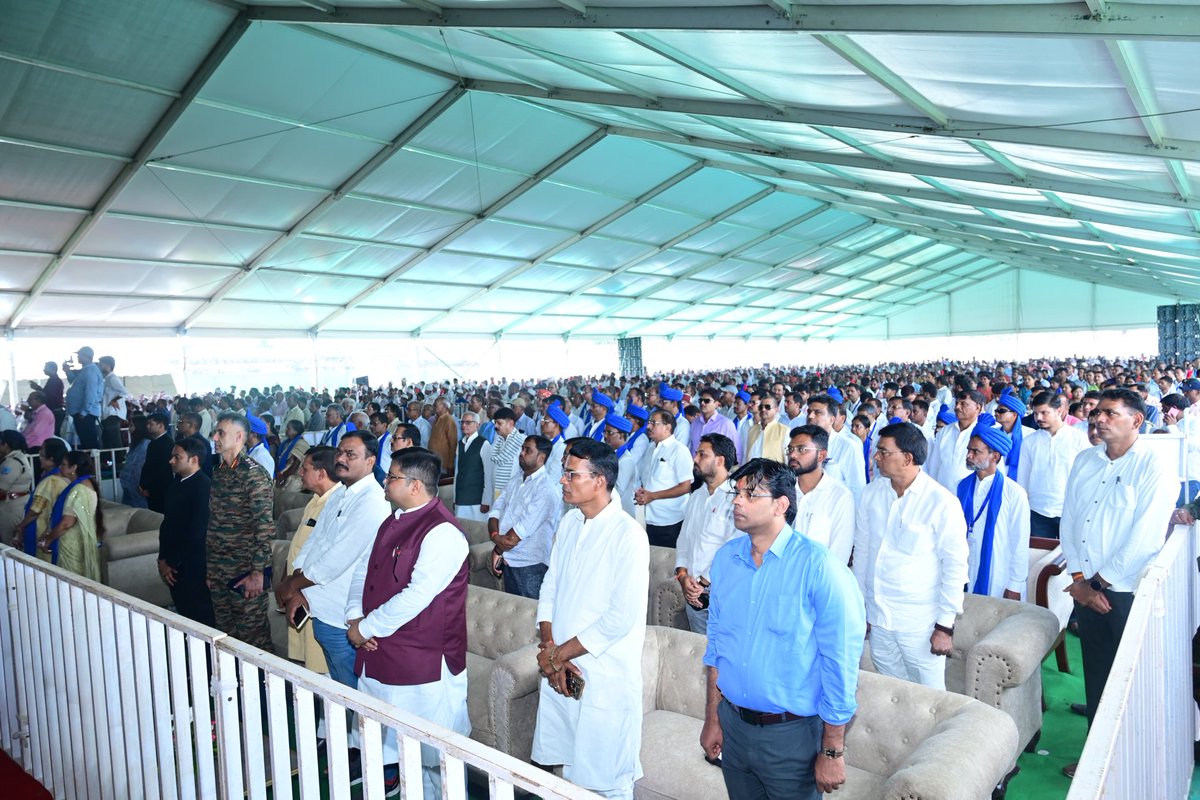 jhar_governor's tweet image. नीलाम्बर-पीताम्बर विश्वविद्यालय, पलामू के तृतीय दीक्षांत समारोह में सम्मिलित होकर विद्यार्थियों को उपाधि प्रदान की।
यह उपाधि केवल प्रमाण पत्र नहीं, बल्कि आपके सपनों, संघर्ष और जिम्मेदारियों का प्रतीक है।
आप सभी समाज और राष्ट्र निर्माण में अग्रणी भूमिका निभाएँ, यही अपेक्षा है।