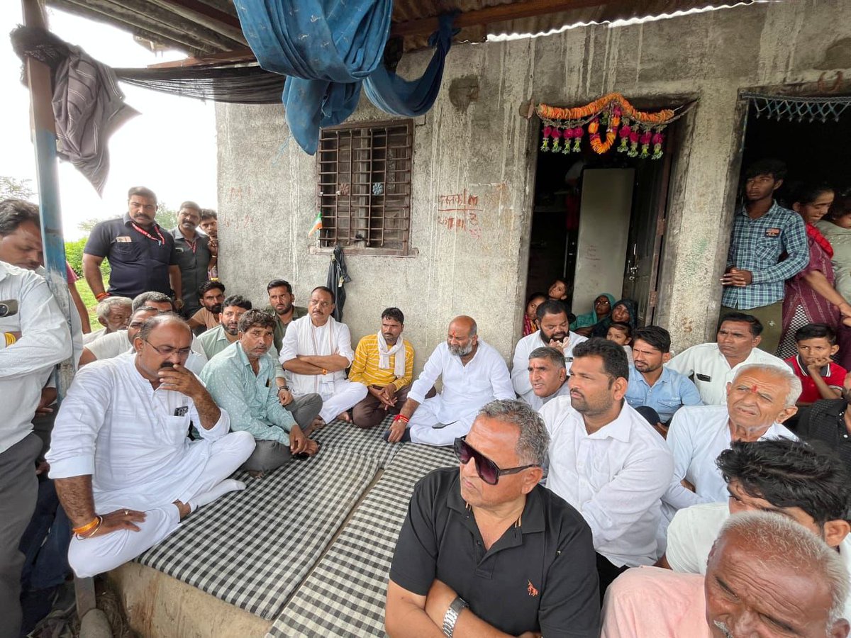 मुख्यमंत्री के गृह ज़िले में किसान ने की आत्महत्या!

उज्जैन जिले में महिदपुर तहसील के ग्राम बागला के किसान रामसिंह भांभी ने कम पैदावार (3 बीघा में केवल 1.20 क्विंटल सोयाबीन) से परेशान होकर ज़हर खा लिया, जिससे उनकी दुखद मृत्यु हो गई।

आज जिला कांग्रेस अध्यक्ष, विधायक श्री महेश