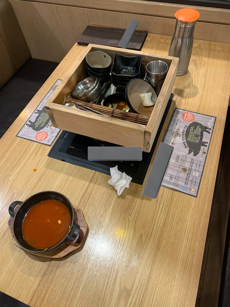 사장님은 상갓집 급하게 가시고 다른 알바 한 명은 일을 못해서 가만히 있을 때(비유 아니고 진짜 가만히 있음)

1층 풀좌석이라 2층까지 써야되서 내가 1,2층 왔다갔다하면서 주문 받고 서빙하고 치우고 물 채우고 하던 때

내가 치우는 거를 유심히 보셨는지 원하는 대로 치우고 가주신 커플 손님분