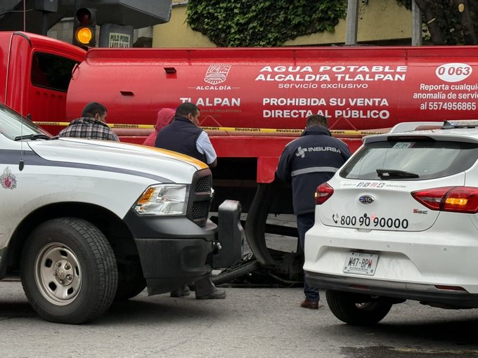 ⚠️ Triste noticia. 😔 Dos personas que viajaban en motocicleta murieron tras ser arrolladas por el conductor de una pipa en la libre México-Cuernavaca, a la altura de Chimalcoyoc. 🏍️ El accidente fue fatal. ¡Manejen con mucha precaución! 🚨

#Tlalpan