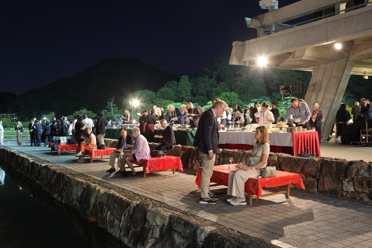 STS forum tweet media