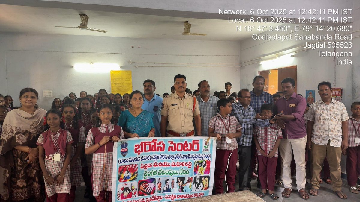 SpJagtial's tweet photo. #వెల్గటూర్_పోలీస్_స్టేషన్ పరిధిలో జిల్లా పరిషత్ హైస్కూల్ లో #పోలీస్_కళాబృందం తో  
ట్రాఫిక్ నియమాలు, మూఢనమ్మకాలు, సైబర్ మోసాలు, NDPS చట్టం, మహిళా భద్రత మరియు ఆధునిక చట్టాలపై విద్యార్థులకు అవగాహన కార్యక్రమం నిర్వహించబడింది.
#JagtialPolice
#TelanganaPolice
#Dial100 
@TelanganaCOPs https://t.co/i4yZUY2YfC