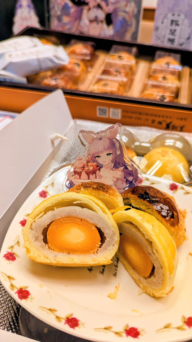 DIKA0530's tweet photo. 喔不!!!
為什麼你是這麼完美的蛋黃芋頭!?😭
是可以這樣對待飲食控管中的豬嗎!?
豬就沒人權嗎!?
一個中秋節怎麼家裡多了這麼多芋頭點心!?
是要我怎能撐到10/18號!?🫠(崩潰
#芋頭黑糖糕
#芋頭蛋黃酥
#VSTAGE
#高雄流行音樂中心
#熱量控管 https://t.co/SKEPM3PgoR