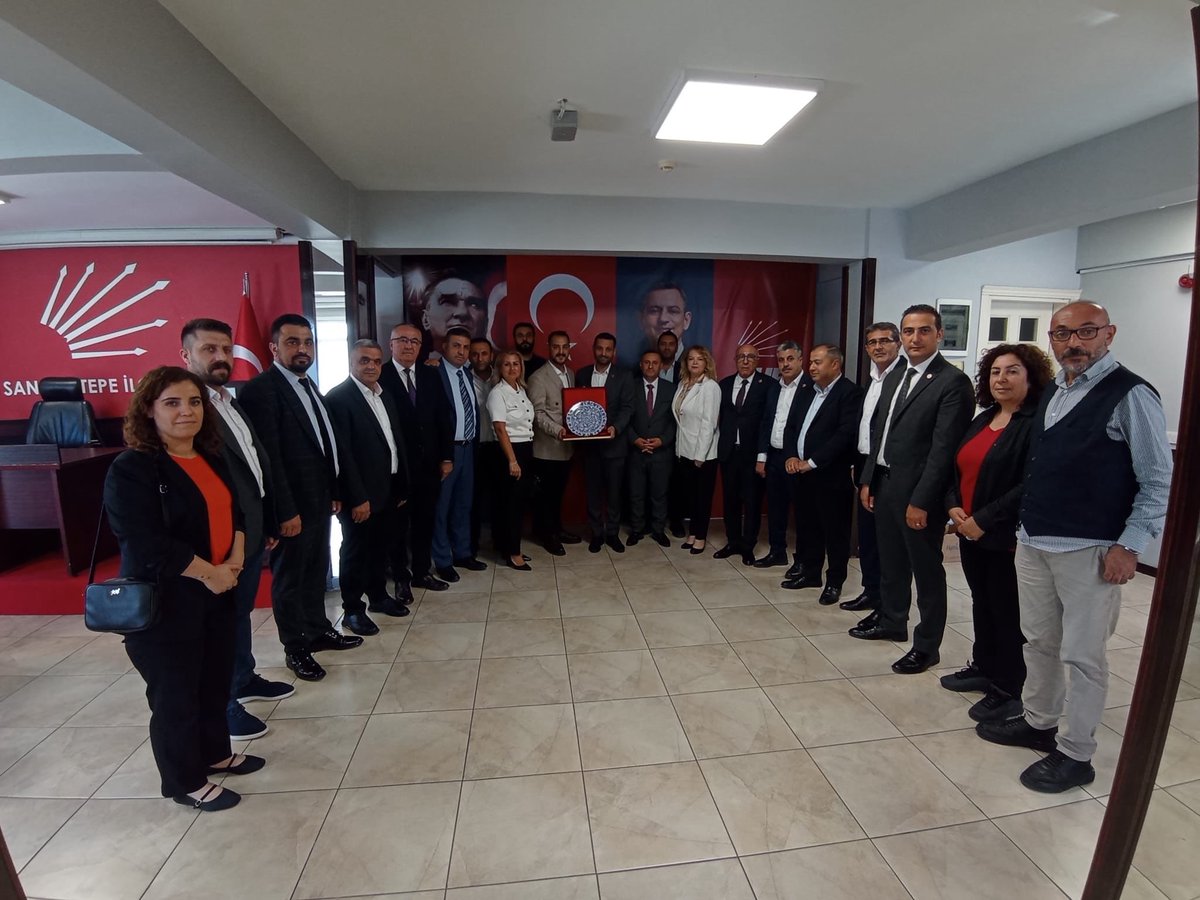 İlçe kongremizin ardından meclis üyelerimizle bir araya geldik. Anlamlı hediyeleri için Grup Başkanvekilimiz Uğur İrfan Ergün nezdinde tüm meclis grubumuza teşekkür ederiz.
