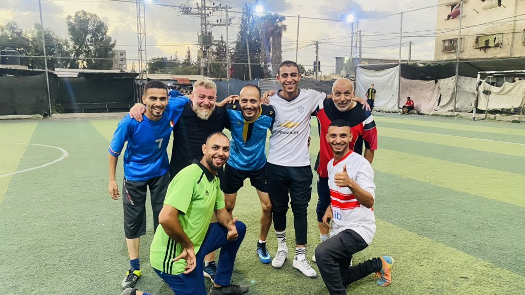 في ملعب السوارحة 
لعبنا كرة بالحرب، بس والله حسّينا حالنا رجعنا نعيش شوي 😅⚽️
ضحكنا، نكّتنا، ونسينا الهمّ ساعتين… يمكن ما تغيّر شي بالحرب
بس تغيّر الجو وتغيّرت نفسيتنا 💪🔥
أحياناً السعادة ما بدها كتير، بدها صحبة حلوة وكرة وملعب .

#الشيف_وريف