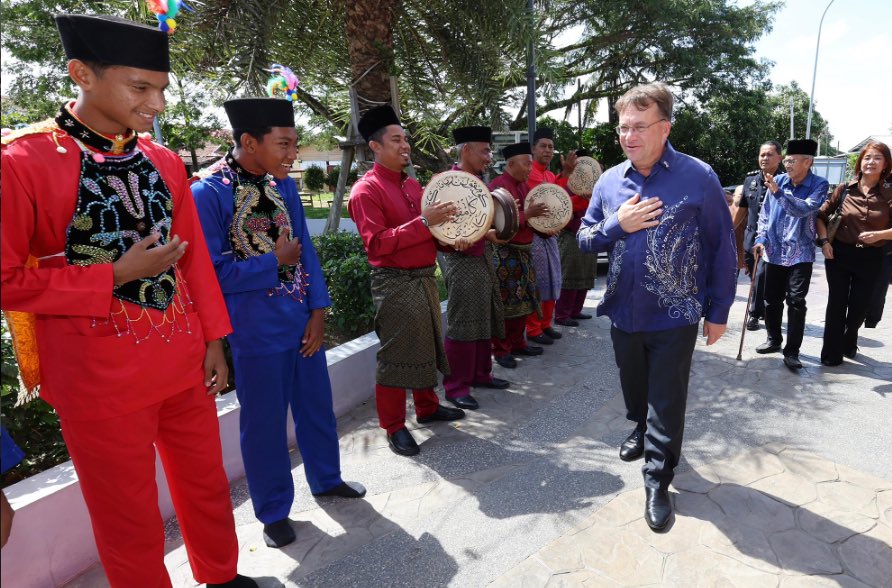 SyedAkramin's tweet photo. Ini ialah Duta Besar USA ketika melawat Kelantan pada bulan November 2024. 

Amboi, siap sambut dengan kompang lagi. Meriah!

Sumber : US EMBASSY MALAYSIA
Link : https://t.co/nY93cqBAOF https://t.co/hsIkuoJxSA