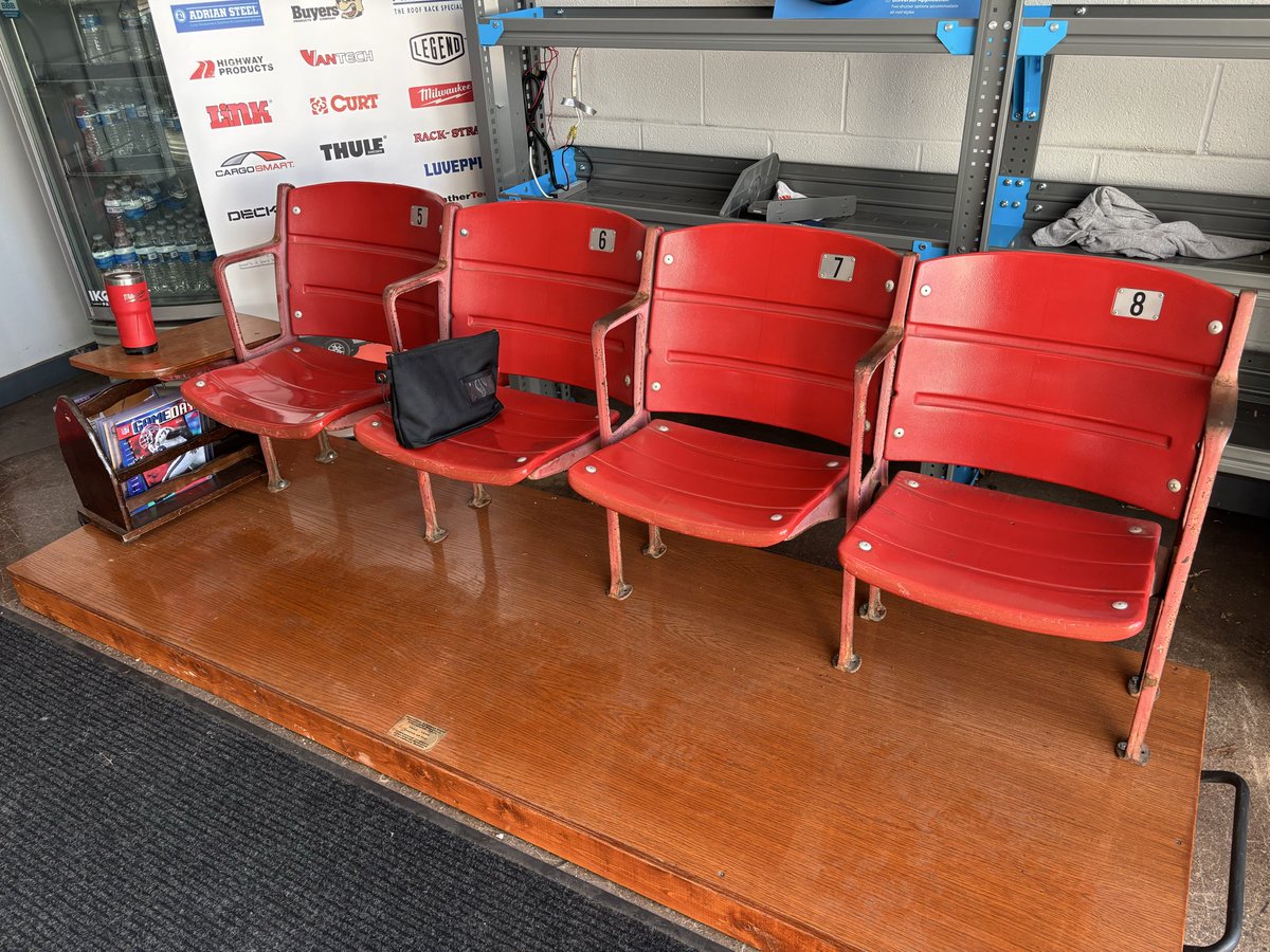 Roger1stCFalls's tweet image. Seated in style while 
Ladders Unlimited and Supply on Brookpark Rd  put a ladder rack on a pick up truck for us 

Come check these guys out for all your ladders ladder racks truck tool boxes organizers ….. 
They got it all 
#Indians
#OldMuny 
#Relics