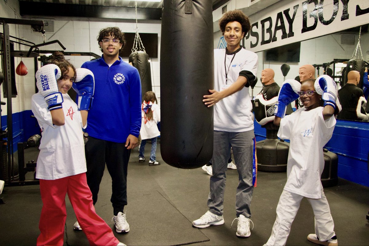 Kipsbayclub's tweet photo. 🥊 Huge thanks to @jakepaul + W for supporting Kips Bay + our @BoxingBullies programs! 💪🏽

They stopped by with hygiene product donations to help our members stay fresh + confident while staying active. 💙 

#KipsBayStrong #CommunitySupport #StayFresh #KipsBayAthletics https://t.co/xPEfx9hKbE