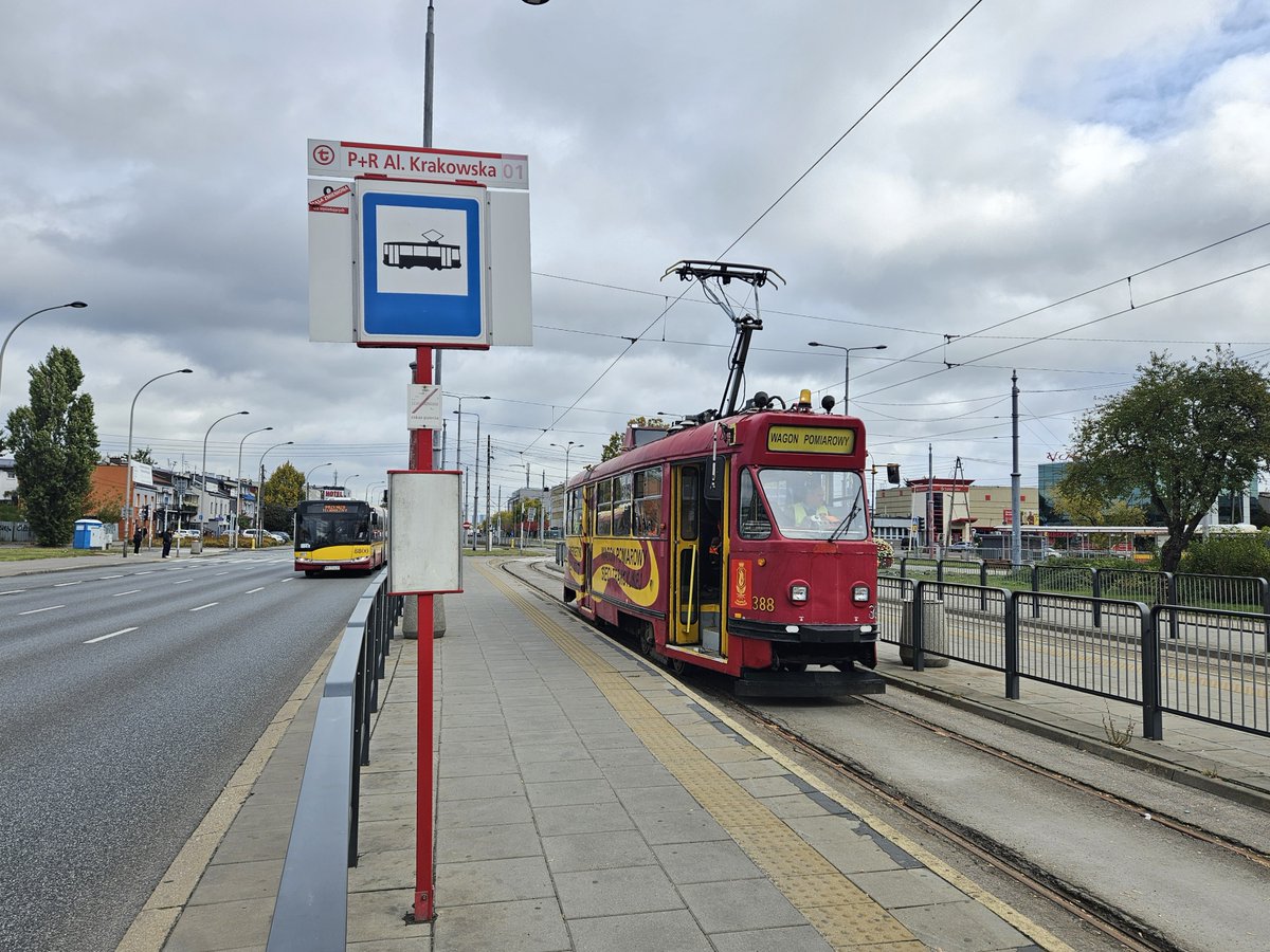 Na Grójeckiej dziś zjawił się nasz tramwaj pomiarowy. Przejechał całą trasę wzdłuż Grójeckiej i al. Krakowskiej - w tym po wyremontowanym odcinku torów od pl. Narutowicza do Bitwy Warszawskiej 1920 r. oraz po nowym układzie torów i rozjazdów u zbiegu Grójeckiej, Bitwy