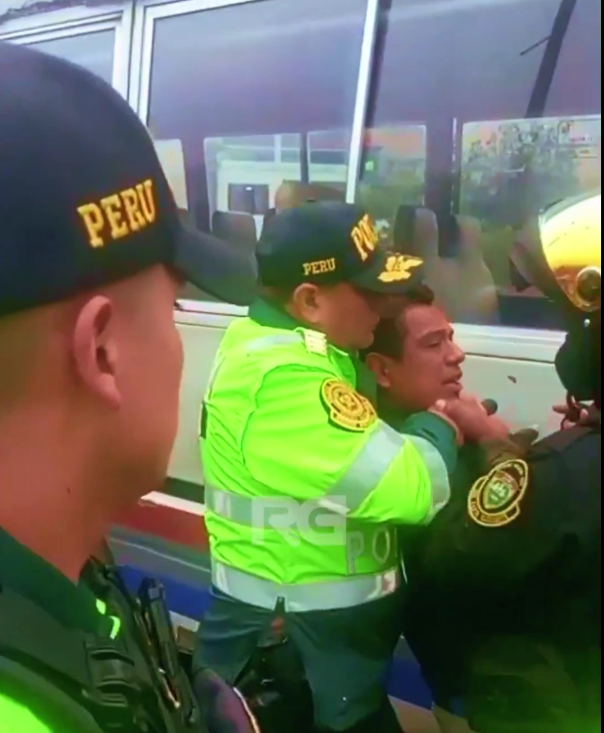 aldiaperucom's tweet image. #ParoDeTransporte: ABUSAN PORQUE TIENEN ARMA, ABUSAN PORQUE VAN EN MACHA (MÁS DE 10 POLICÍAS CONTRA UNO), ABUSAN PORQUE TIEN EN UNIFORME. EL COBRADOR LE DICE: "QUITATE LOS GALONES Y VEREMOS SI ERES MACHITO".... NOTA: EL POLICÍA LE ROMPIÓ LAS LUNAS DEL CARRO IMPONEMENTE.