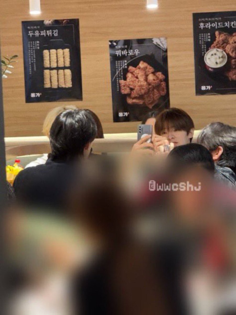 luvzwoojin's tweet photo. why is this lowkey so endearing .. like wj's eye smile while taking a picture of his libu hyung #Aigooo https://t.co/Zj450TOIhf