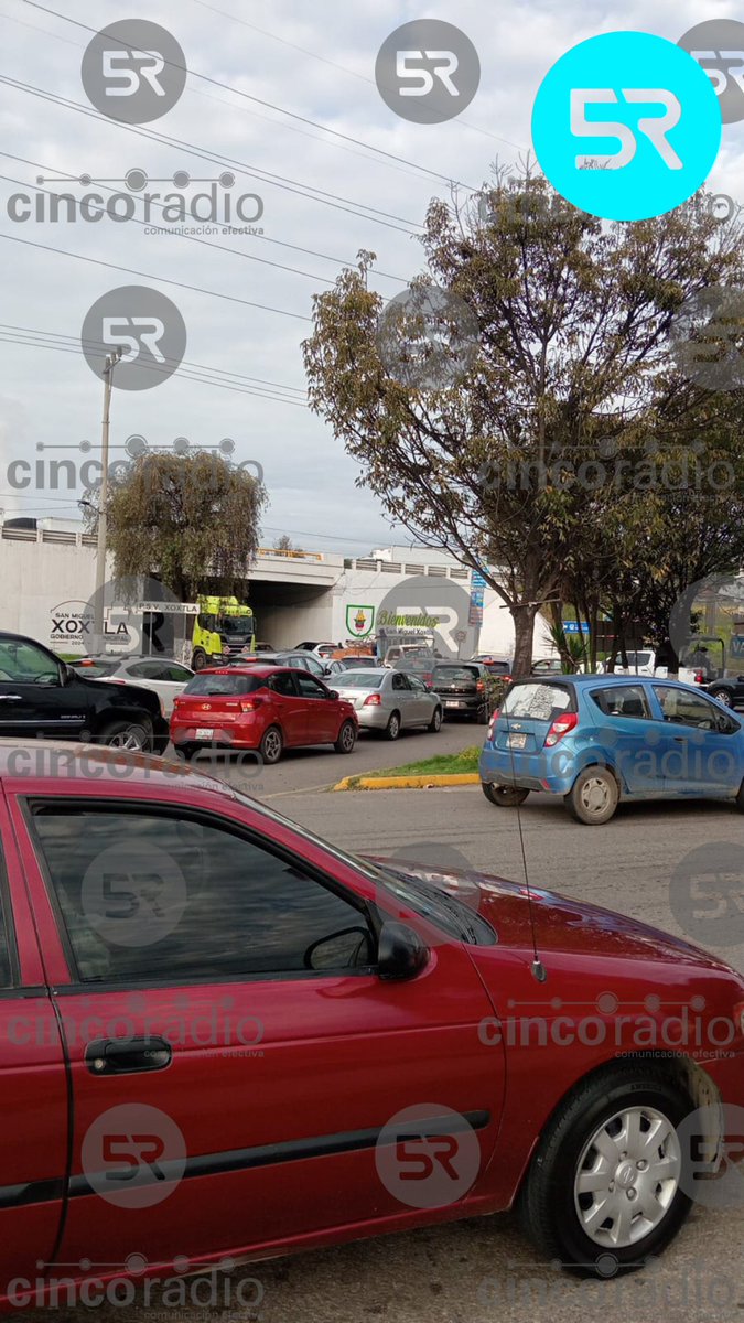 Cinco Radio Oficial (@laredcincoradio) on Twitter photo #ReporteRed 🚨 || Tráfico colapsado en la Autopista México-Puebla desde el Periférico hasta el aeropuerto, afectando también el interior de Xoxtla en ambos sentidos. La congestión se debería a un bache reportado al inicio del Segundo Piso, que ya cobró múltiples llantas. Se #ReporteRed 🚨 || Tráfico colapsado en la Autopista México-Puebla desde el Periférico hasta el aeropuerto, afectando también el interior de Xoxtla en ambos sentidos. La congestión se debería a un bache reportado al inicio del Segundo Piso, que ya cobró múltiples llantas. Se