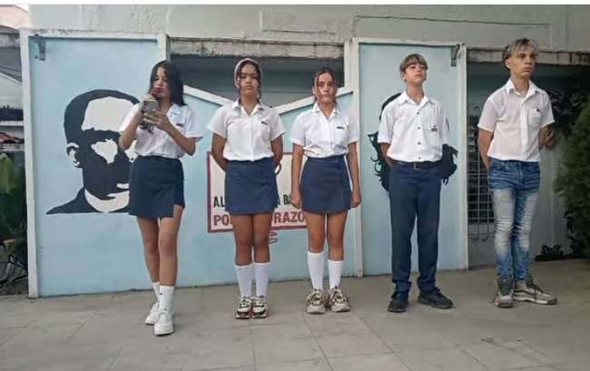 Estudiantes y profesores avileños rinden homenaje a las 73 víctimas  del crimen de Barbados,
atentado terrorista  cuyos autores nunca fueron enjuiciados .
#NoAlTerrorismo
#DGEMCiegodeAvila 
<a href="/AlemanCame55375/">Marleny Camejo Aleman</a> <a href="/CalderonPineiro/">Luis Enrique Calderón</a> <a href="/CedenoPazo/">Lianet Pazo Cedeño</a> <a href="/CubaMined/">MINED</a> <a href="/milyabad1982/">Misleydi Abad Modey</a> <a href="/GladysSub/">GladysLaCubana</a>