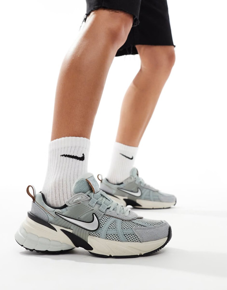 WTS LFB PH
╰ ☆ nike v2k running shoes

-P4,600
-US 7 (24cm)

💳 GCash / BDO 
📍 Parañaque / Las Piñas

RFS: barely used, wrong size!