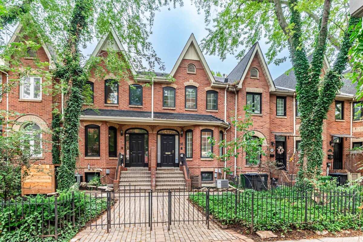 RobertCookHomes's tweet photo. Check out this home! Welcome to "The Brownstones of Soho" - an exclusive enclave of executive townhomes on Phoebe St. &amp; Soho Square known for their timeless architecture, spacious layouts, and unparalleled location. This stunning .. https://t.co/sQOrCiFrXG https://t.co/2HOKclXWEG