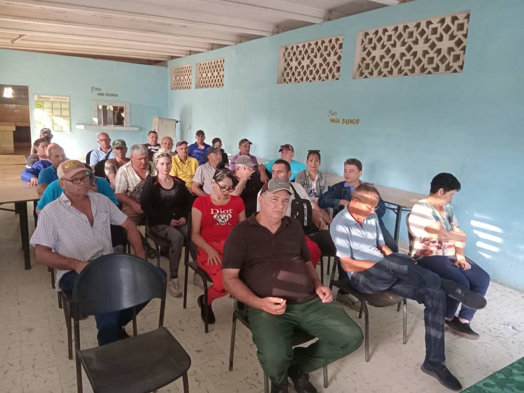 AzumatLasTunas's tweet photo. Se realiza en la Agencia Guiteras, la discucion del Anteproyecto del Código de Trabajo #azumat #Cuba https://t.co/LqrqcRdFdK