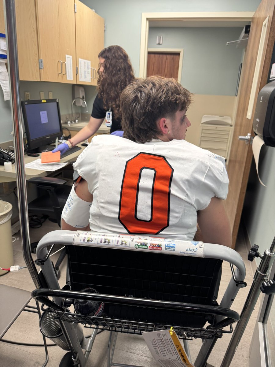 mid szn stats
3.5 sacks
29 tackles
4 tfl
6 qb pressures
1 pass deflection
3 forced fumbles
couldn’t have asked for a better senior season with my family,the great new coaching squad, and team.But it was cut short Friday due to a knee injury. i will be back and BETTER✝️❤️#godsplan