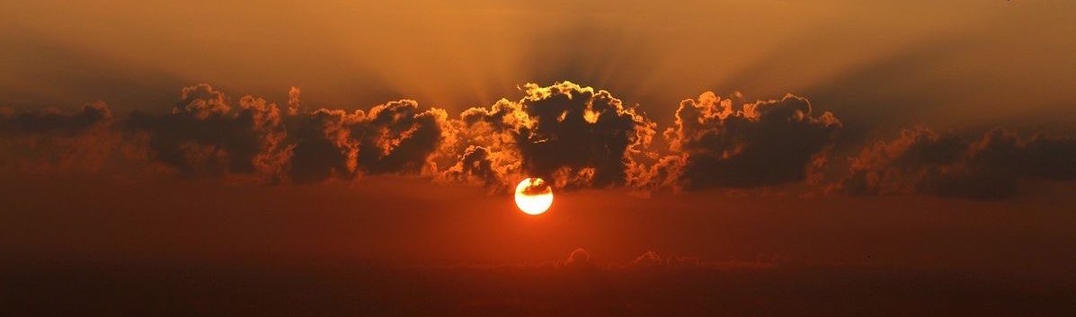 «ودّعتُهُ عِنْدَ الغروبِ مُلوِّحًا/ من يومِها كلّ الزمانِ غروب»