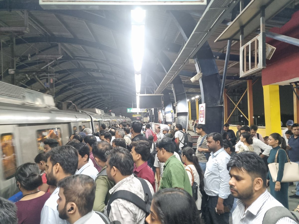 pkvbihar's tweet photo. @OfficialDMRC ब्लू लाइन में कोई दिक्कत है क्या? बोटैनिकल गार्डेन पर 15 मिनट के बाद मेट्रो आई है। अंदर जाना मुश्किल है। अगली ट्रेन की प्रतीक्षा में... https://t.co/nKUQJVPHC2