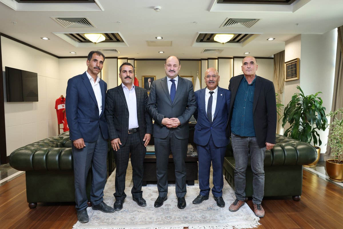 Suruç Muhtarlar Derneği Başkanı Hüseyin Gündoğdu, Suruç Gap Sulama Derneği Başkanı Ramazan Bozdağ ve beraberindeki heyet, Şanlıurfa Büyükşehir Belediye Başkanımız Mehmet Kasım Gülpınar'ı ziyaret etti.

Nazik ziyaretlerinden dolayı kendilerine teşekkür ederiz.
