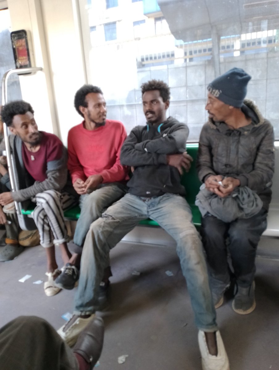 በኢሬቻ ምክናየት  በቃሊቲ እስር ቤት ሲማቅቁ እና በጅራፍ ፊታቸዉን ሲገረፉ ከርመዉ በኢሬቻ ብአል ማግስት  26 /01/18 
11 ስአት ከበረታቸዉ አዉጥተዉ ለጅብ የጣሏቸዉ ወጣቶች ምስል
በቀኝ  ያለዉን ተመልከት 
በጅራፍ ተገርፎ የአይን አምላክ ነዉ የወጣዉ 😭