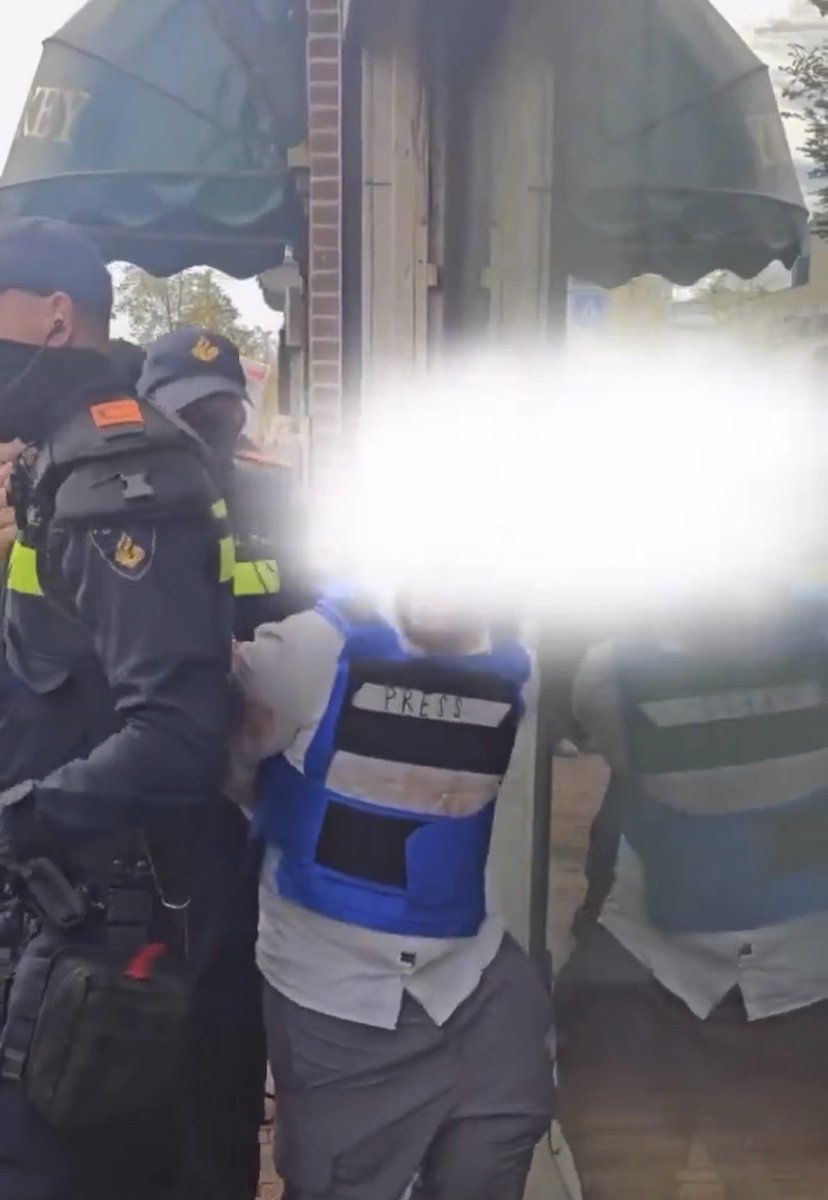 Gister is tijdens het feest #DeRodeLijn een Palestijnse journalist door de Nederlandse politie mishandeld en gekidnapt!
Dat we dít nog mee mogen maken in Nederland!
De jaren ‘40 zijn weer helemaal terug! 🤬🤬🤬