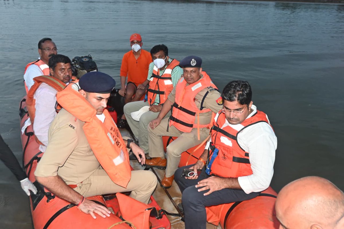 agrapolice's tweet image. दिनांक 02.10.2025 को थाना खेरागढ़ क्षेत्र में उटंगन नदी में मूर्ति विसर्जन के दौरान हुई दुःखद घटना में 13 युवक डूब गए थे, जिनमें से 1 युवक को स्थानीय पुलिस द्वारा तत्परता दिखाते हुए सकुशल बचा लिया गया था।

एनडीआरएफ, एसडीआरएफ, सेना की 50 पैरा ब्रिगेड की यूनिट 411 पैरा फील्ड…
