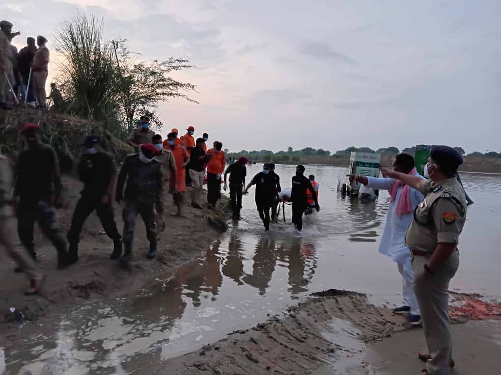 agrapolice's tweet image. दिनांक 02.10.2025 को थाना खेरागढ़ क्षेत्र में उटंगन नदी में मूर्ति विसर्जन के दौरान हुई दुःखद घटना में 13 युवक डूब गए थे, जिनमें से 1 युवक को स्थानीय पुलिस द्वारा तत्परता दिखाते हुए सकुशल बचा लिया गया था।

एनडीआरएफ, एसडीआरएफ, सेना की 50 पैरा ब्रिगेड की यूनिट 411 पैरा फील्ड…
