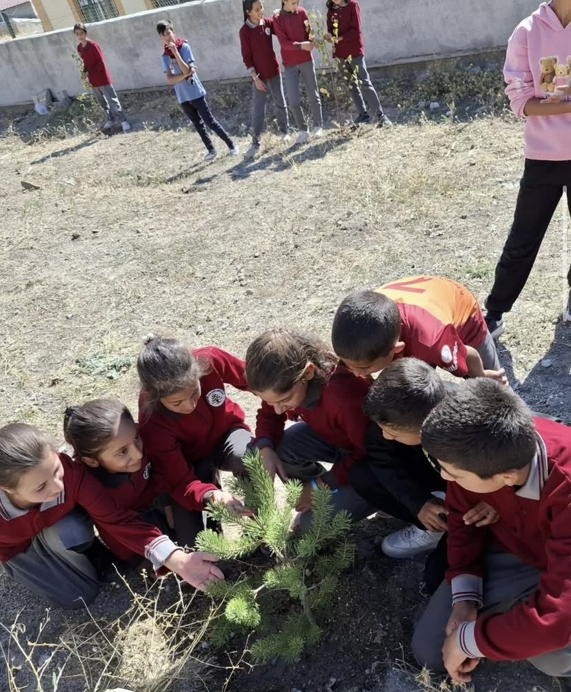 Akcam25's tweet photo. Her Çocuk Bir Fidan kampanyası kapsamında öğrencilerimizle birlikte fidan diktik.🌲🌳
@Erzurum_Mem @KoprukoyMeb https://t.co/m44fQDEMdF