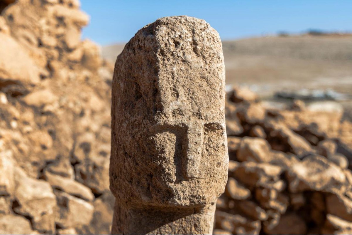 MichaelButtonX's tweet image. Archaeologists just uncovered a T-shaped pillar at Karahantepe, depicting a human face

For the first time in history, one of these monumental stones bears a distinctly carved human face, from 12,000 y/a