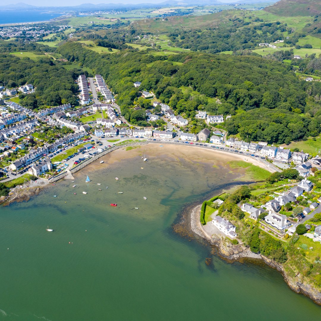 GoNorthWales's tweet photo. Porthmadog – a gateway to Snowdonia and the coast, with stunning scenery, bustling harbour life, and the charm of a true Welsh gem. Ideal for adventures or a relaxing escape.
#northwales #gonorthwales #visitnorthwales #explorenorthwales #findyourepic #discovernorthwales https://t.co/Yt8CsH7r6Y