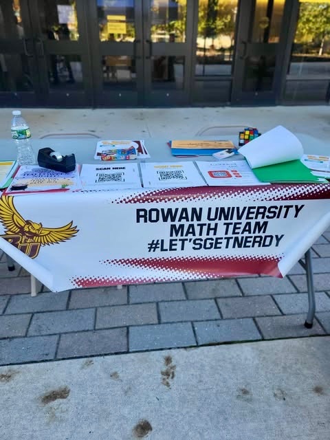 RowanMath's tweet image. Our Mathematics Meet &amp;amp; Greet is always a joyous occasion! Lots of our freshmen and transfer Math and Data Science majors came out to enjoy pizza and games as well as networking with our faculty. Thank you to everyone who attended and helped organize! 🦉

#RowanMathematics