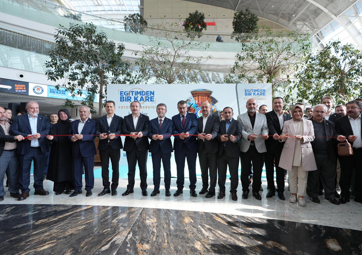 Yusuf__Tekin's tweet photo. 📍 Ankara

Bu yıl 7’ncisi düzenlenen “Eğitimden Bir Kare” fotoğraf yarışması sergisinin açılış programına katıldık.

Millî Eğitim Bakanlığı olarak evlatlarımızı millî ve manevi değerlerimizle yetiştirme gayreti içindeyiz. Türkiye Yüzyılı Maarif Modeli, bu çerçevede eğitim-kültür ve eğitim-nesil ilişkisini güçlendirmek için attığımız en somut adımdır.

İsrail’in işgali altındaki Gazze’de, çocukların eğitim hakkının ellerinden alınmasına yönelik farkındalık oluşturmak amacıyla hazırlanan fotoğrafların da yer aldığı bu sergiyi, bu anlamda çok değerli buluyoruz.

Serginin düzenlenmesinde emeği geçen herkese teşekkür ediyorum.