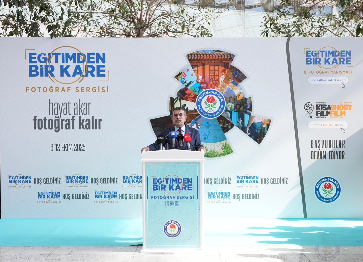 Yusuf__Tekin's tweet photo. 📍 Ankara

Bu yıl 7’ncisi düzenlenen “Eğitimden Bir Kare” fotoğraf yarışması sergisinin açılış programına katıldık.

Millî Eğitim Bakanlığı olarak evlatlarımızı millî ve manevi değerlerimizle yetiştirme gayreti içindeyiz. Türkiye Yüzyılı Maarif Modeli, bu çerçevede eğitim-kültür ve eğitim-nesil ilişkisini güçlendirmek için attığımız en somut adımdır.

İsrail’in işgali altındaki Gazze’de, çocukların eğitim hakkının ellerinden alınmasına yönelik farkındalık oluşturmak amacıyla hazırlanan fotoğrafların da yer aldığı bu sergiyi, bu anlamda çok değerli buluyoruz.

Serginin düzenlenmesinde emeği geçen herkese teşekkür ediyorum.