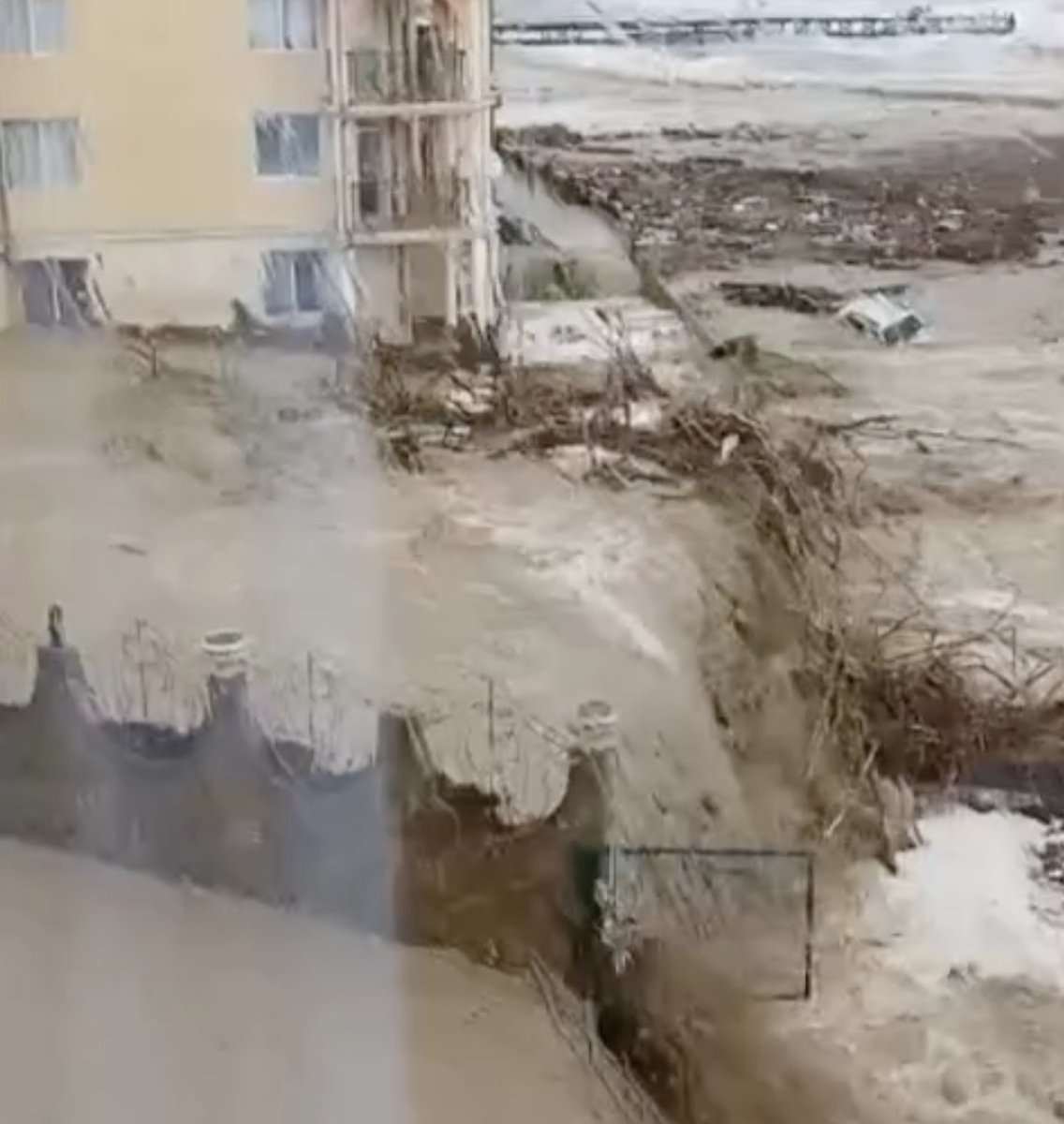 Extreme weather hit Europe this weekend.
🇧🇬 Bulgaria: deadly floods swept cars into the sea
🇨🇿 Czechia: early snow blanketed mountain roads

Unpredictable patterns call for real-time radar &amp; alerts.
Photo Credits: Rain Viewer (Satellite layer), AP
#EuropeWeather #ExtremeWeather