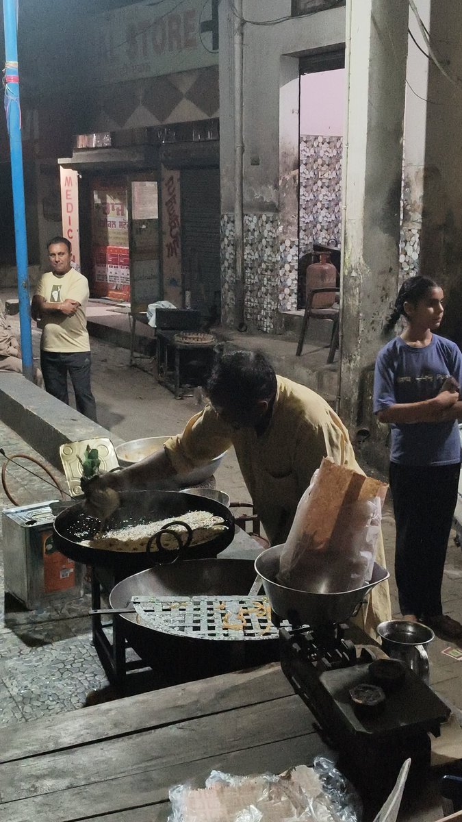 TheRealSekhon's tweet photo. Pind da eh sakoon kite v nhi, jo garm garm jalebi nal Yara dosta ch baith k milda, 
Tonight:- Mera Pind ❤️ https://t.co/3KEqZC4eMK